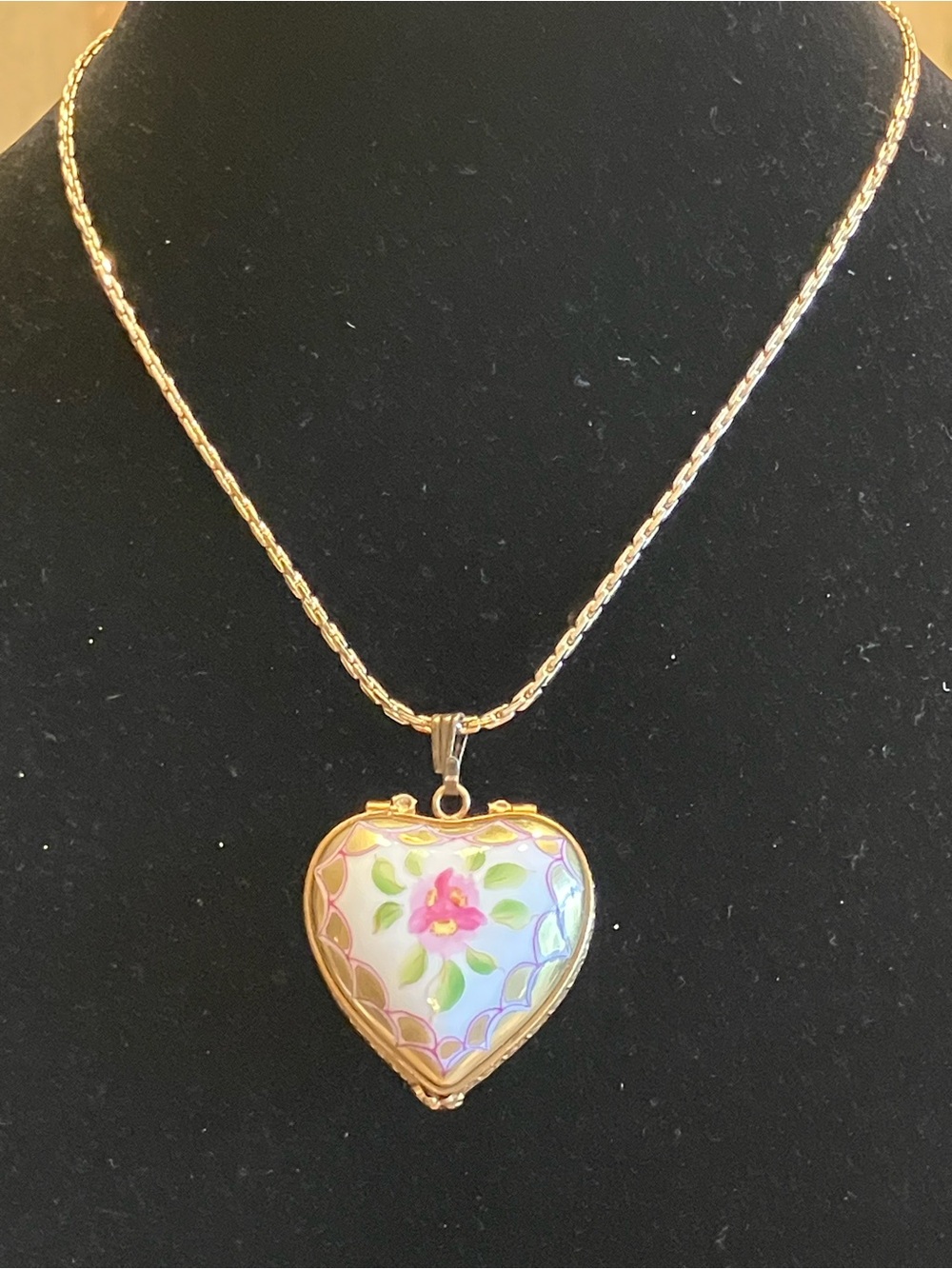 VINTAGE ROCHARD HAND-PAINTED LIMOGE PORCELAIN HEART SHAPED LOCKET ON CHAIN - Picture 3 of 10